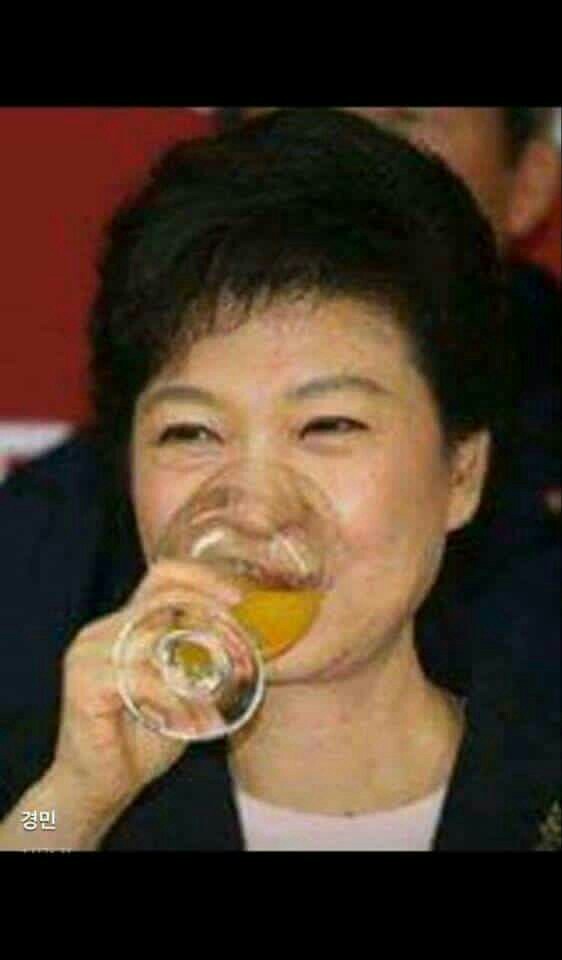 박근혜오렌지주스마시는짤